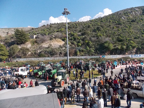 Απίστευτο: Όχημα με ναρκωτικά συγκρούστηκε με τρακτέρ στο μπλόκο Κεφαλόβρυσου!