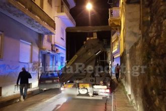 "Σφήνωσε" σε μπαλκόνι νταλίκα - ΦΩΤΟΓΡΑΦΙΕΣ