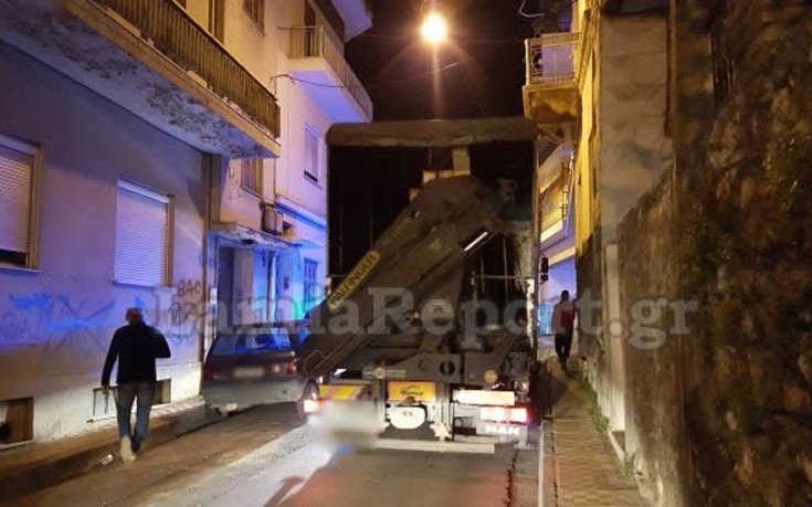 "Σφήνωσε" σε μπαλκόνι νταλίκα - ΦΩΤΟΓΡΑΦΙΕΣ