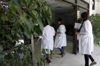 Πάτρα: Απεργία και παράσταση διαμαρτυρίας στον ΕΟΠΥΥ από τους εργαστηριακούς γιατρούς