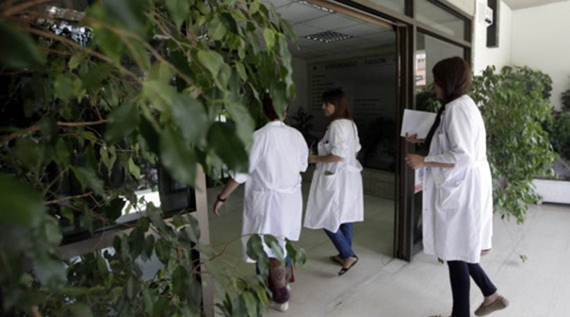 Πάτρα: Απεργία και παράσταση διαμαρτυρίας στον ΕΟΠΥΥ από τους εργαστηριακούς γιατρούς