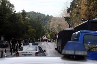 Ελέγχουν τους πεζούς που θέλουν να περάσουν από την Ηρώδου Αττικού