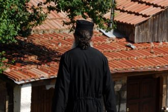 Αχαΐα: Οι... προσωπικές επιλογές του ιερέα τον έθεσαν εκτός Εκκλησίας - Σε αργία τέθηκε από τον Μητροπολίτη Αμβρόσιο
