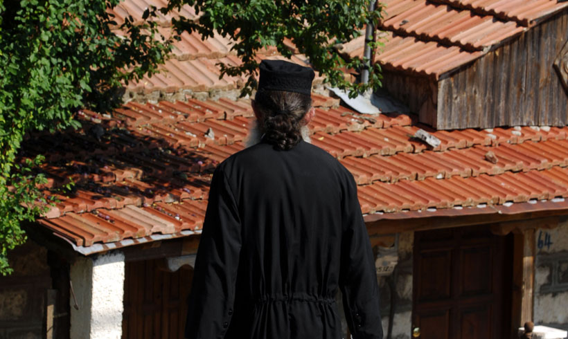 Αχαΐα: Οι... προσωπικές επιλογές του ιερέα τον έθεσαν εκτός Εκκλησίας - Σε αργία τέθηκε από τον Μητροπολίτη Αμβρόσιο