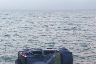 Αιγιάλεια: Αυτοκίνητο έπεσε μέσα στην θάλασσα