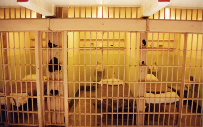 Κρατούμενος το σκάσε με τη δεσμοφύλακά του!