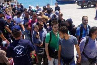 Καβάλα: Σε λεωφορεία θα διανυκτερεύσουν οι 900 πρόσφυγες που έφτασαν το απόγευμα