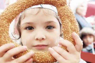 Όσο υπάρχουν Άνθρωποι… Κολατσιό σε όλους τους μαθητές του Δημοτικού Σχολείου Σαγείκων – Κανένα παιδάκι λυπημένο…