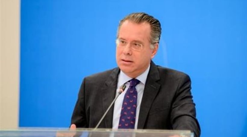 Κουμουτσάκος για τηλεοπτικές άδειες: «Ο Τσίπρας κινείται πάνω από το Σύνταγμα και κάτω από το τραπέζι»