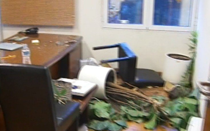 Ξυλοκόπησε άγρια την Διευθύντρια υποκαταστήματος του ΙΚΑ γιατί του έκοψαν την σύνταξη! ΒΙΝΤΕΟ