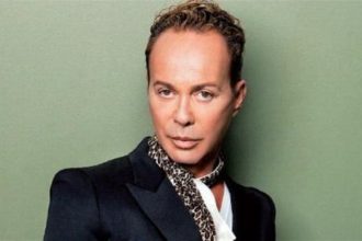 H εκκεντρική εμφάνιση του Γαβαλά και η "μπηχτή" για τον ΑΝΤ1 - ΒΙΝΤΕΟ