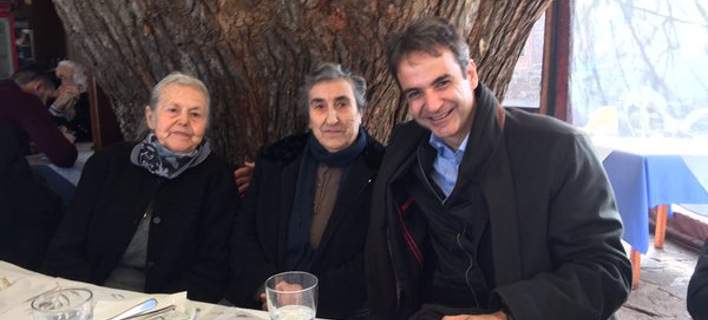 Ο Κυριάκος Μητσοτάκης με τις υποψήφιες για Νόμπελ γιαγιάδες της Λέσβου