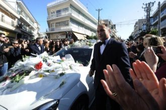 Χιλιάδες θαυμαστές αποχαιρέτησαν τον Παντελή Παντελίδη όπως τον γνώρισαν... με τα τραγούδια του - Τραγικές φιγούρες οι γονείς του - ΔΕΙΤΕ ΒΙΝΤΕΟ και ΦΩΤΟΓΡΑΦΙΕΣ