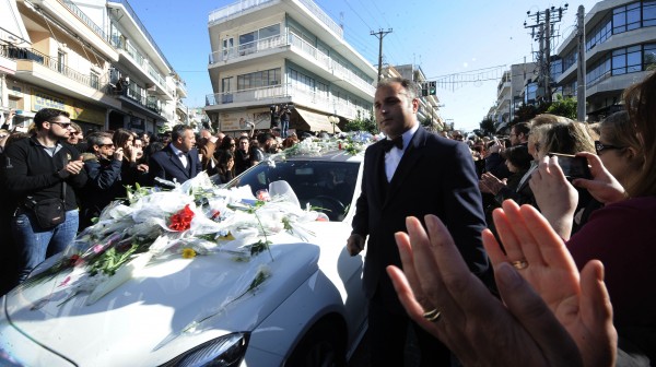 Χιλιάδες θαυμαστές αποχαιρέτησαν τον Παντελή Παντελίδη όπως τον γνώρισαν... με τα τραγούδια του - Τραγικές φιγούρες οι γονείς του - ΔΕΙΤΕ ΒΙΝΤΕΟ και ΦΩΤΟΓΡΑΦΙΕΣ