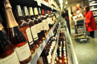 Πάτρα: "Βούτηξε" ποτά από σούπερ μάρκετ και έγινε... λαγός!