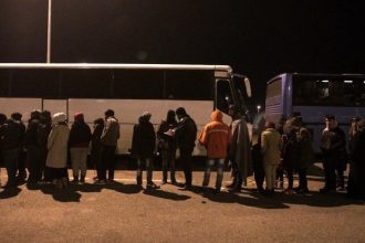 Εκατοντάδες πρόσφυγες εγκλωβισμένοι στην εθνική οδό