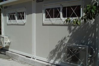 Πάτρα: "Ξεχείλισε" η οργή των γονέων του 67ου Δημοτικού - Απαράδεκτο το '16 μαθητές να φοιτούν σε κοντέινερς!