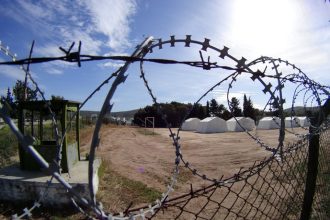 Απαγορεύονται οι δημοσιογράφοι στα κέντρα φιλοξενίας προσφύγων