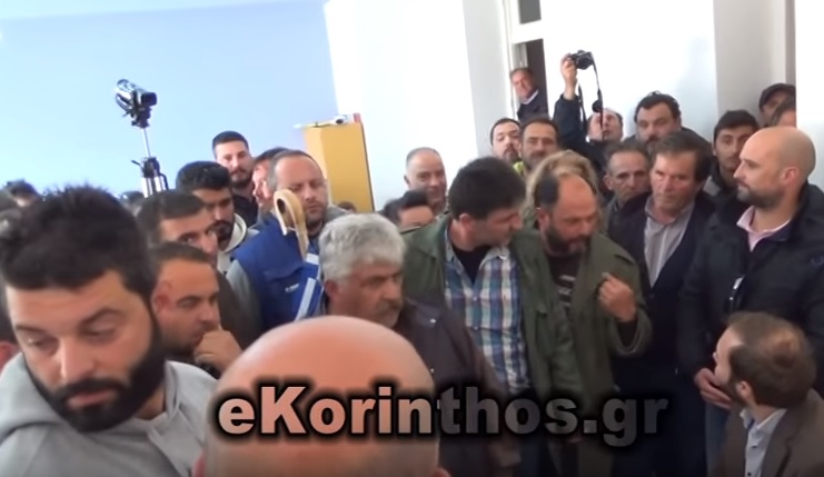 Κόρινθος: Εισβολή αγροτών στα γραφεία του ΣΥΡΙΖΑ – ΔΕΙΤΕ ΒΙΝΤΕΟ