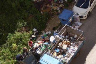 Πάτρα: Ρομά ψάχνουν στους κάδους και αδειάζουν ότι δεν ... τους κάνει στο δρόμο! Εστίες μόλυνσης καταγγέλουν πολίτες