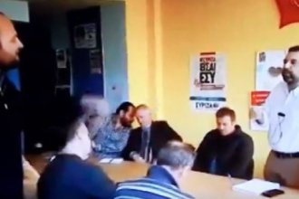 Bουλευτής ΣΥΡΙΖΑ χτύπησε το χέρι στο τραπέζι σε εξοργισμένους αγρότες στη Σπάρτη - BINTEO