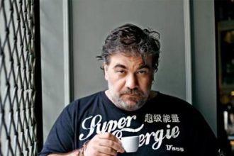 Γιατί η μάνα του Δημήτρη Σταρόβα ντρέπεται να πει ποιος είναι ο γιος της - ΒΙΝΤΕΟ