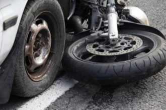 Πάτρα: Έπεσε πάνω σε σταθμευμένο όχημα με μηχανή του και... εξαφανίστηκε!