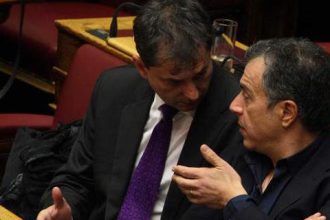 Ο Θεοχάρης αμφισβητεί τον Θεοδωράκη που απαντά: «Αν το Ποτάμι πεθάνει, θα πεθάνω κι εγώ μαζί του»