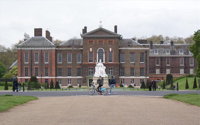 Άνδρας αυτοκτόνησε αυτοπυρπολούμενος έξω από το Παλάτι του Κένσιγκτον