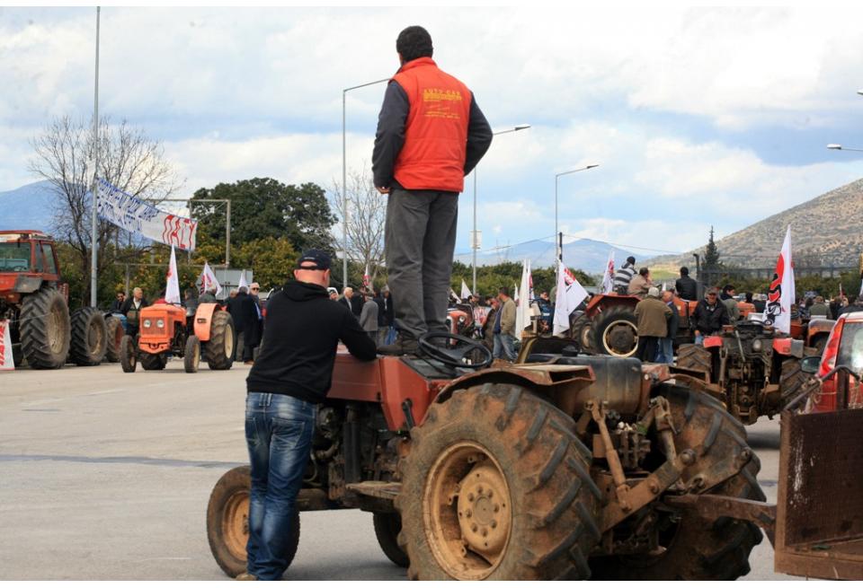 Σε γενικό αποκλεισμό προχωρούν το Σάββατο οι αγρότες