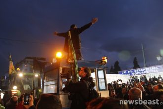 Φωτογραφίες με τους αγρότες και τα τρακτέρ τους στο Σύνταγμα