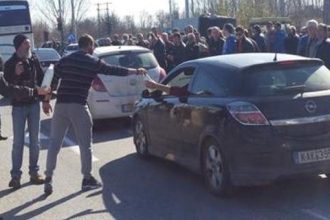 Αγρότες μοίρασαν σε οδηγούς περισσότερα από 2.000 μπουκάλια γάλα