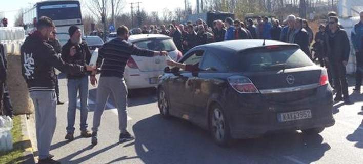 Αγρότες μοίρασαν σε οδηγούς περισσότερα από 2.000 μπουκάλια γάλα