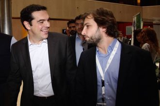 Ο Αδωνις ανέβασε φωτογραφίες στο Τwitter του συλληφθέντος δημοσιογράφου για εκβιασμούς, με Βαρουφάκη και Τσίπρα - ΦΩΤΟΓΡΑΦΙΕΣ