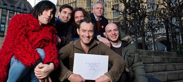 Στη «Ζούγκλα» του Καλαί ο Τζουντ Λο - Στηρίζει τα ασυνόδευτα προσφυγόπουλα