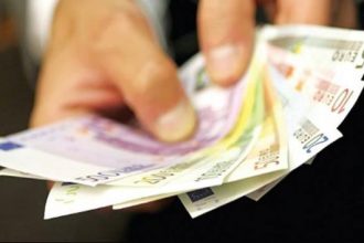 Εφοριακός έβαλε στην... τσέπη της 341.000 ευρώ από παράβολα!