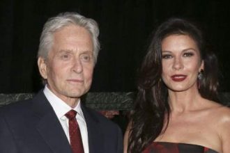 Μάικλ Ντάγκλας: Στο κόκκινο χαλί παρά τις φήμες ότι έχει τρεις μήνες ζωής