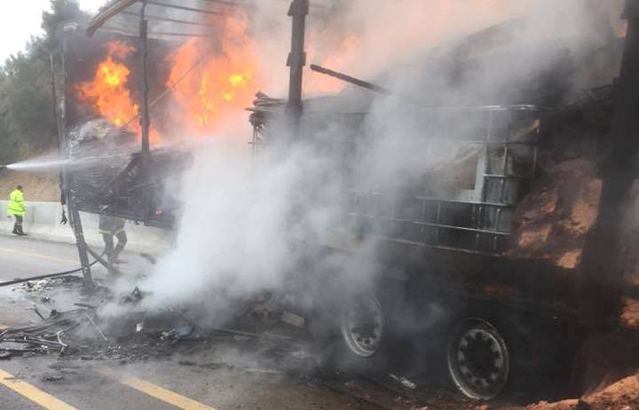 Πατρών - Κορίνθου: Πυρκαγιά σε φορτηγό κοντά στο Διακοπτό - Εκτροπή κυκλοφορίας στην Παλαιά Εθνική (ΝΕΟΤΕΡΑ) - ΔΕΙΤΕ ΦΩΤΟ