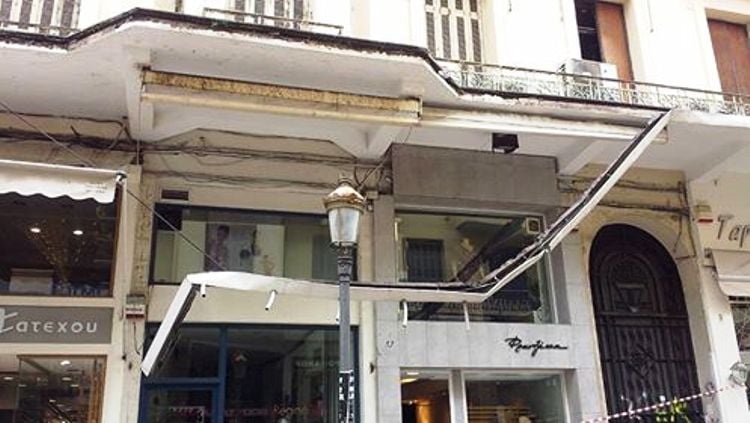 Πάτρα: Έκλεισε η Μαιζώνος ....λόγω πτώσης μαρκίζας κτηρίου - ΦΩΤΟΓΡΑΦΙΕΣ