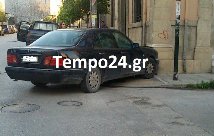 Πάτρα: Καρφώθηκε στη γωνία κτιρίου - Αυτοκίνητο ξέφυγε από την πορεία του και τράκαρε με... τοίχο ΔΕΙΤΕ ΦΩΤΟΓΡΑΦΙΕΣ