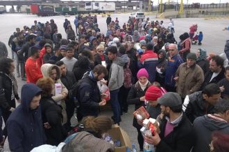 Η διανομή ανθρωπιστικής βοήθειας του Δήμου Πατρέων στους πρόσφυγες στο λιμάνι του Πειραιά - ΦΩΤΟΓΡΑΦΙΕΣ