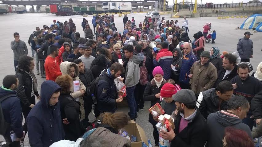 Η διανομή ανθρωπιστικής βοήθειας του Δήμου Πατρέων στους πρόσφυγες στο λιμάνι του Πειραιά - ΦΩΤΟΓΡΑΦΙΕΣ