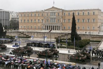 Κυκλοφοριακές ρυθμίσεις στην Αθήνα για τη στρατιωτική παρέλαση - Ποιοι δρόμοι κλείνουν