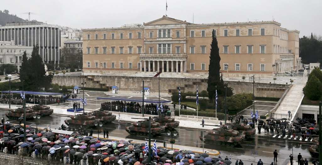 Κυκλοφοριακές ρυθμίσεις στην Αθήνα για τη στρατιωτική παρέλαση - Ποιοι δρόμοι κλείνουν
