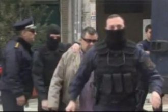 Οι αποδοκιμασίες στον Ρουπακιά την ώρα που έφτασε σπίτι του - ΒΙΝΤΕΟ