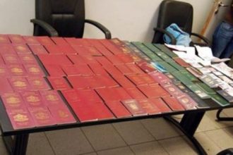Εξαρθρώθηκαν κυκλώματα που προμήθευαν με πλαστά έγγραφα μετανάστες