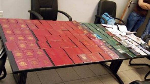 Εξαρθρώθηκαν κυκλώματα που προμήθευαν με πλαστά έγγραφα μετανάστες