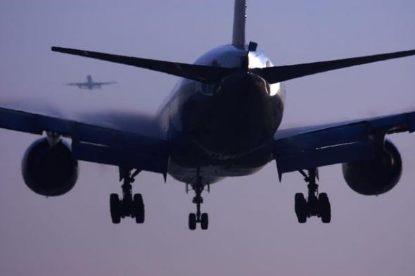 ΣΟΚ: Επιβάτες αεροσκάφους βρήκαν μωρό σε χειραποσκευή