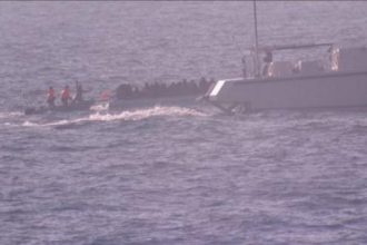 ΝΤΟΚΟΥΜΕΝΤΟ: Τούρκοι Λιμενικοί χτυπούν με κοντάρι βάρκα με πρόσφυγες στο Αιγαίο - ΦΩΤΟ και ΒΙΝΤΕΟ