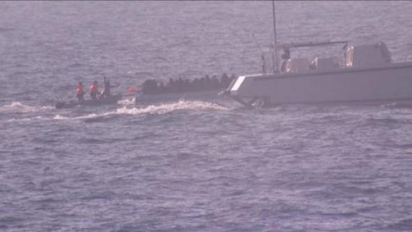 ΝΤΟΚΟΥΜΕΝΤΟ: Τούρκοι Λιμενικοί χτυπούν με κοντάρι βάρκα με πρόσφυγες στο Αιγαίο - ΦΩΤΟ και ΒΙΝΤΕΟ